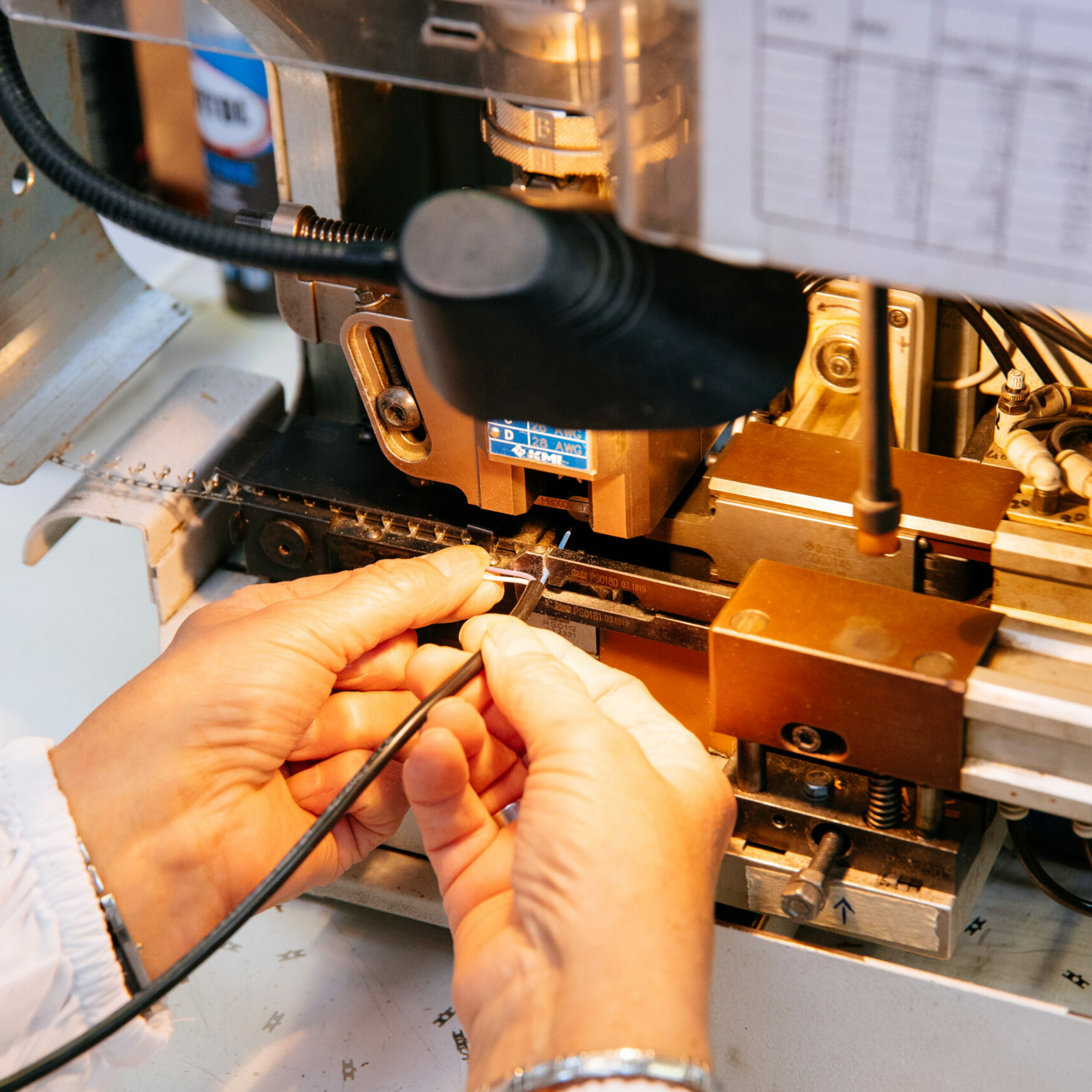 postazione per crimpaggio di terminali IND 4.0